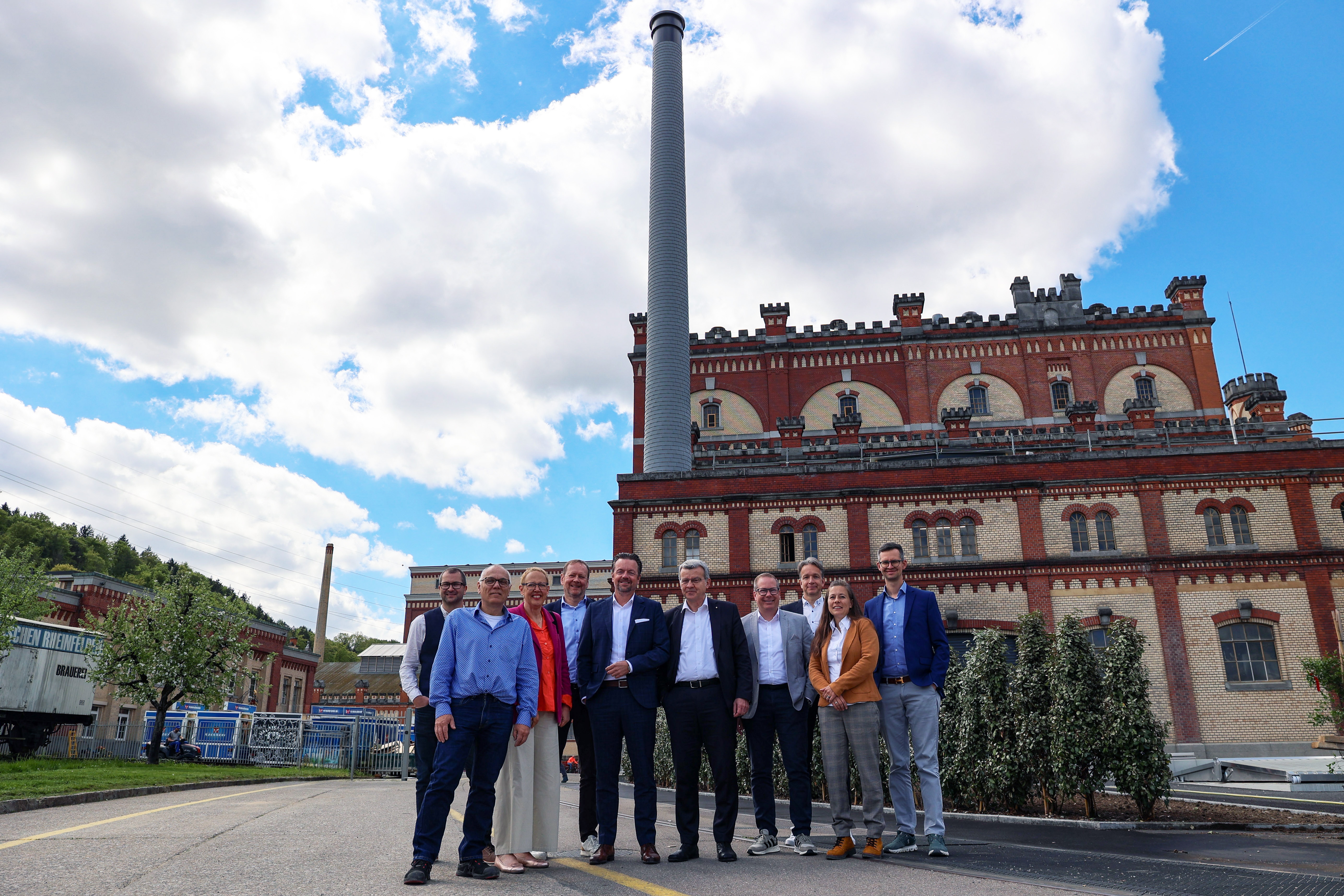 (v.l.n.r.): Christian Müller, zurückgetretener Geschäftsführer WVR und Projektleiter Wärmegeschäft (AEW), Thomas Janssen, Leiter nachhaltige Entwicklung (Feldschlösschen), Claudia Rohrer, Stadtpräsidentin Rheinfelden, Jürg Gasser, Mitglied des Verwaltungsrats der WVR und Leiter Finanzen und Ressourcen Rheinfelden, Marc Ritter, CEO der AEW und Präsident des Verwaltungsrats der WVR, Franco Mazzi, zurückgetretenes Verwaltungsratsmitglied der WVR und alt Stadtammann Rheinfelden, Daniel Wernli, Mitglied des Verwaltungsrats der WVR und Leiter Wärmeproduktion (AEW), Patrick Siegrist, Teamleiter Finanzbuchhaltung (AEW, Aktionärsvertreter), Amantina Meyer, VR-Sekretärin WVR und Juristin (AEW), Kevin Wister, Geschäftsführer WVR und Projektentwickler Wärme (AEW)