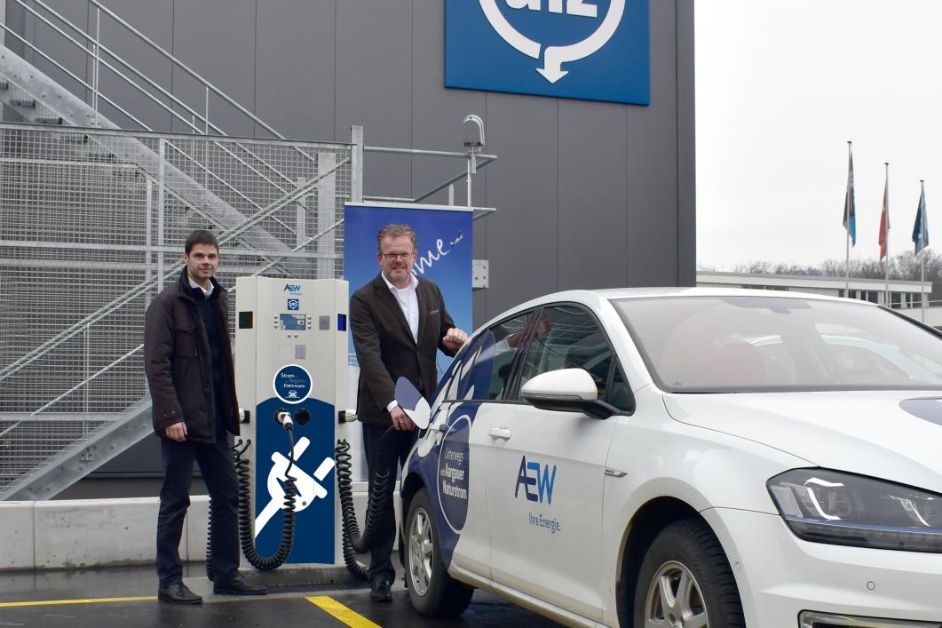 Vertreter der Firma Georg Utz AG und der AEW weihten die E-Tankstelle auf dem Firmenparkplatz in Bremgarten ein: (v.l.n.r.) Arian Rohs (Leiter Arbeitsgruppe E-Mobilität, AEW Energie AG) und Carsten Diekmann (Geschäftsführer Georg Utz AG).