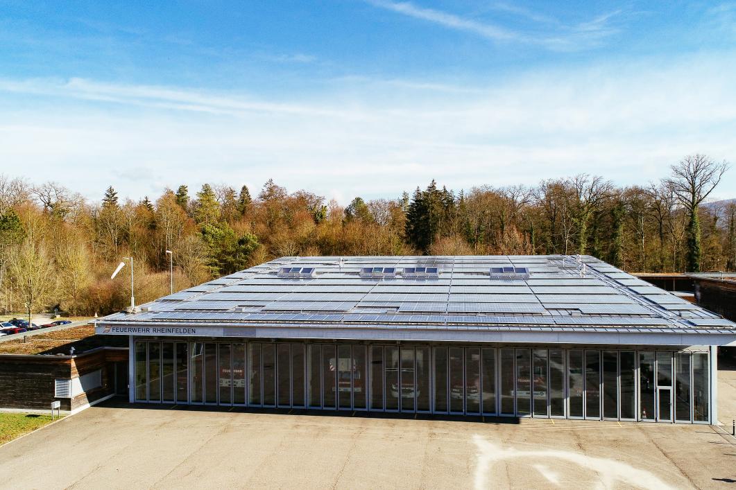 Gemeinschaftssolaranlage Rheinfelden Solar auf dem Dach des Feuerwehrmagazins in Rheinfelden