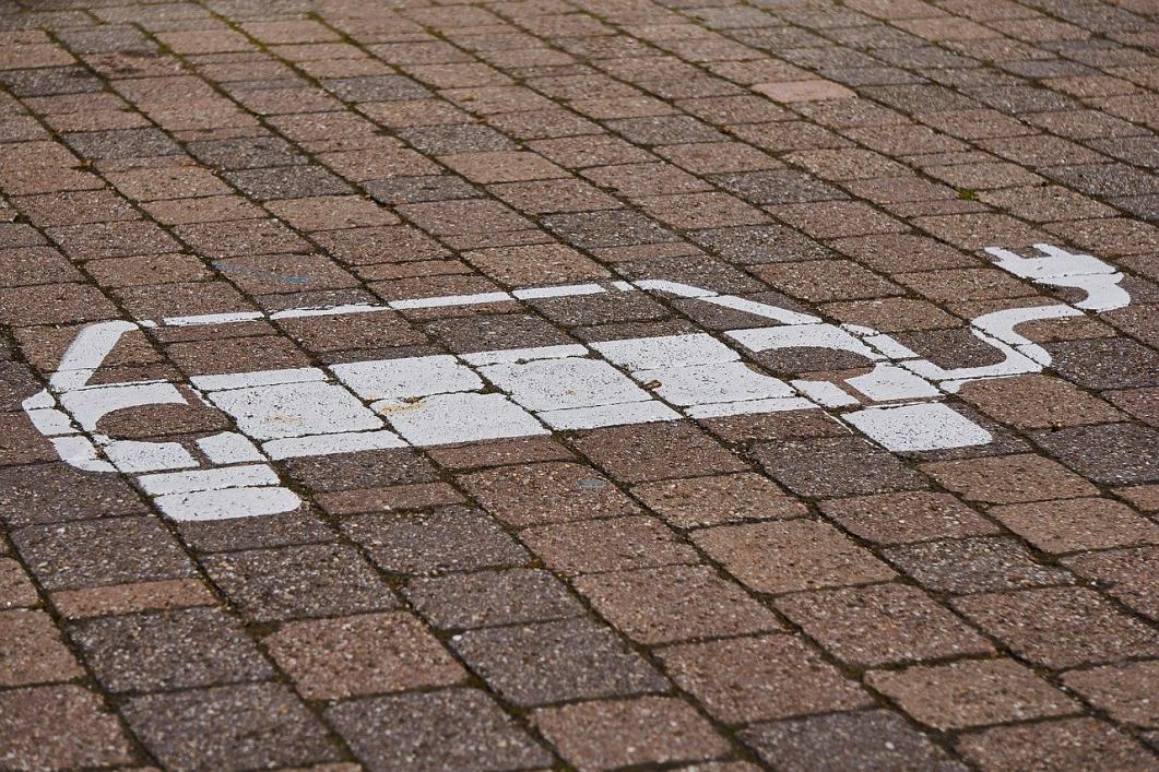 Ladestationen bei Mehrfamilienhäusern sollen E-Mobilität massentauglich machen.