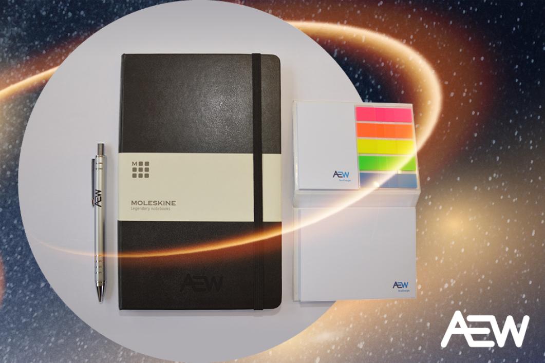 Ein Notizbuch von Moleskin mit Notizblock und einem silbernen Kugelschreiber