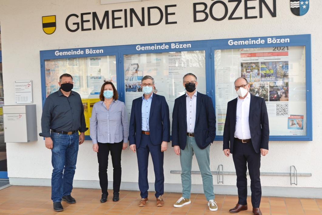 v.l.n.r.: Gemeindeammann Robert Schmid, Gemeindeschreiberin Ursula Pfister, Vizeammann Roger Frey, René Soland, Leiter Geschäftsbereich Netze und AEW CEO Dr. Hubert Zimmermann nach der Vertragsunterzeichnung