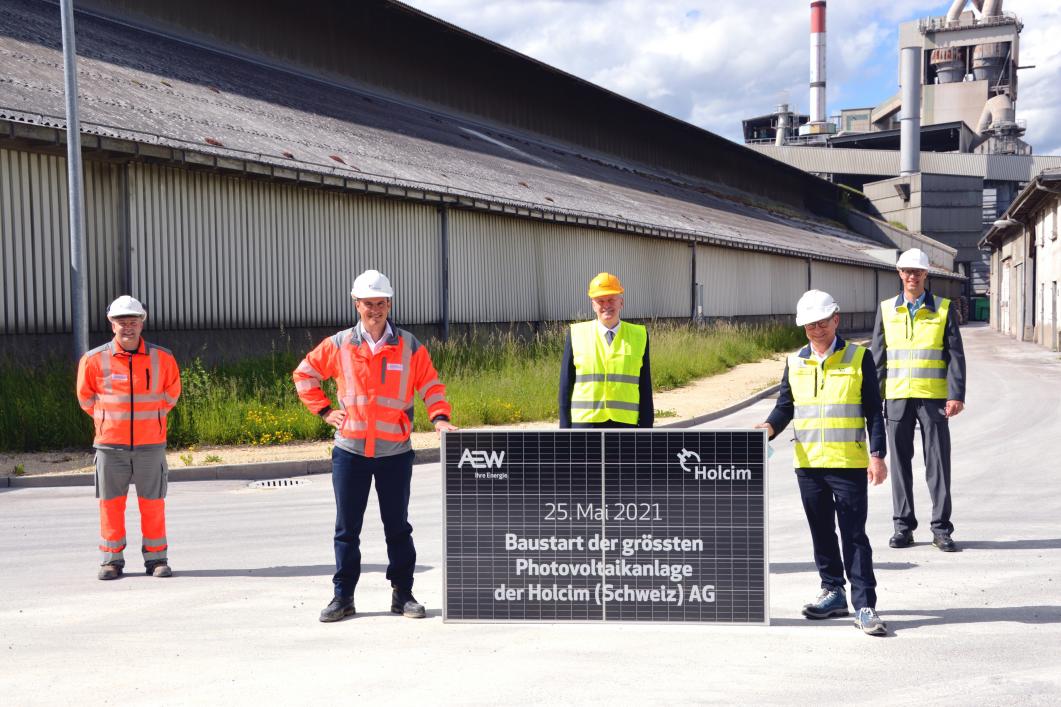 Holcim und AEW bauen eine der grössten Photovoltaikanlagen im Aargau: Gruppenfoto