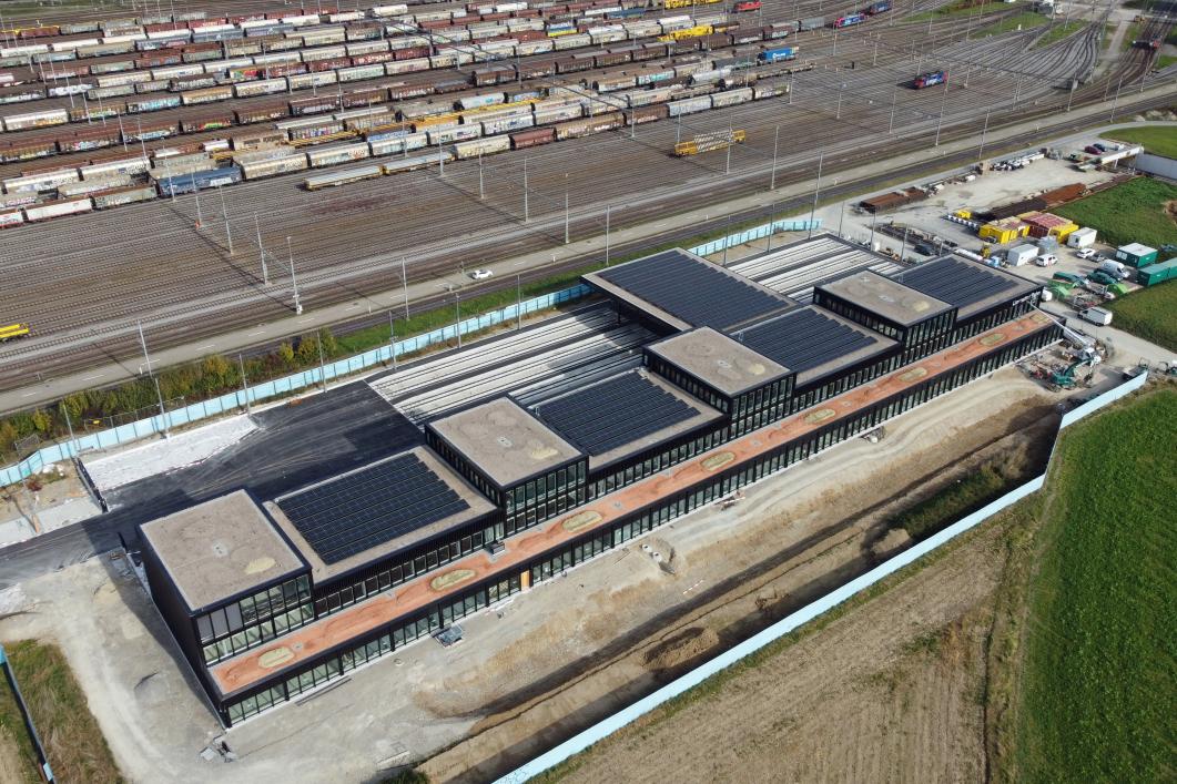 Die AEW PV-Anlage auf dem Dach des Depots der Limmattalbahn liefert  "Zugkraft"