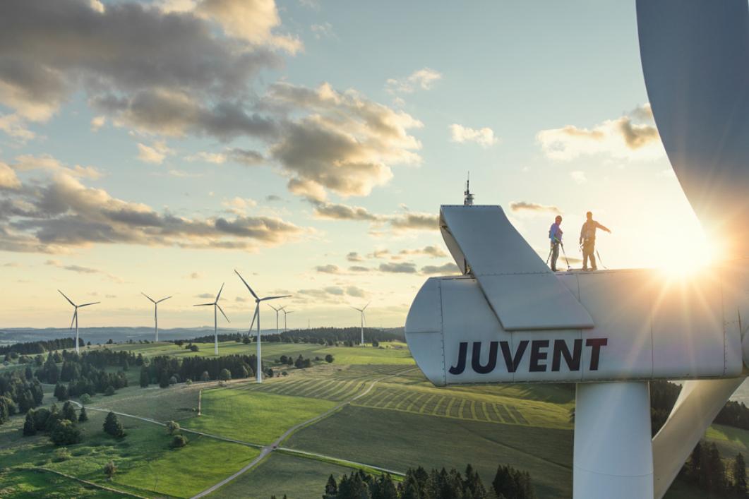 Sonnenkraftwerk und Windturbine auf dem Mont-Soleil