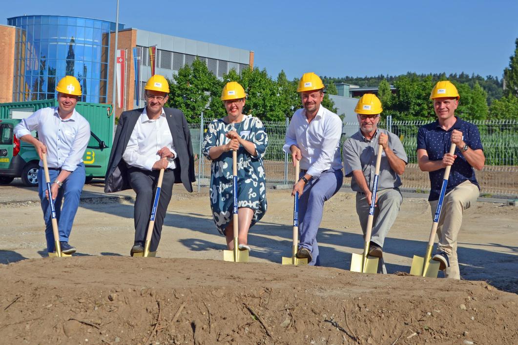 v.l.n.r.: Daniel Wernli (Teamleiter Wärmeprojekte, AEW), Franco Mazzi (Stadtammann Rheinfelden), Claudia Rohrer (Stadträtin Rheinfelden), Marc Ritter (Leiter Geschäftsbereich Energie, AEW), Mike Salz (Abima Management AG), Stefan Buchmann (Projektleiter Wärmegeschäft, AEW)