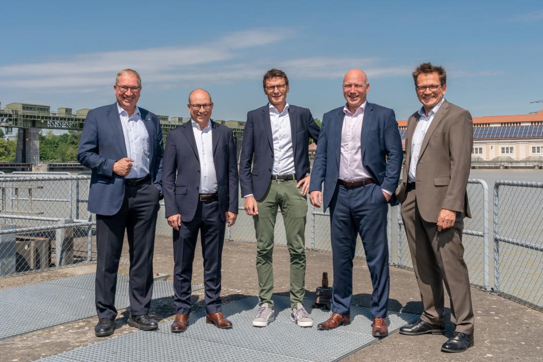 Vertragsunterzeichnung beim Wasserkraftwerk Augst (von links nach rechts: Markus Blättler, Hubert Zimmermann, Maurus Büsser, Raffael Schubiger, Ruedi Zurbrügg)
