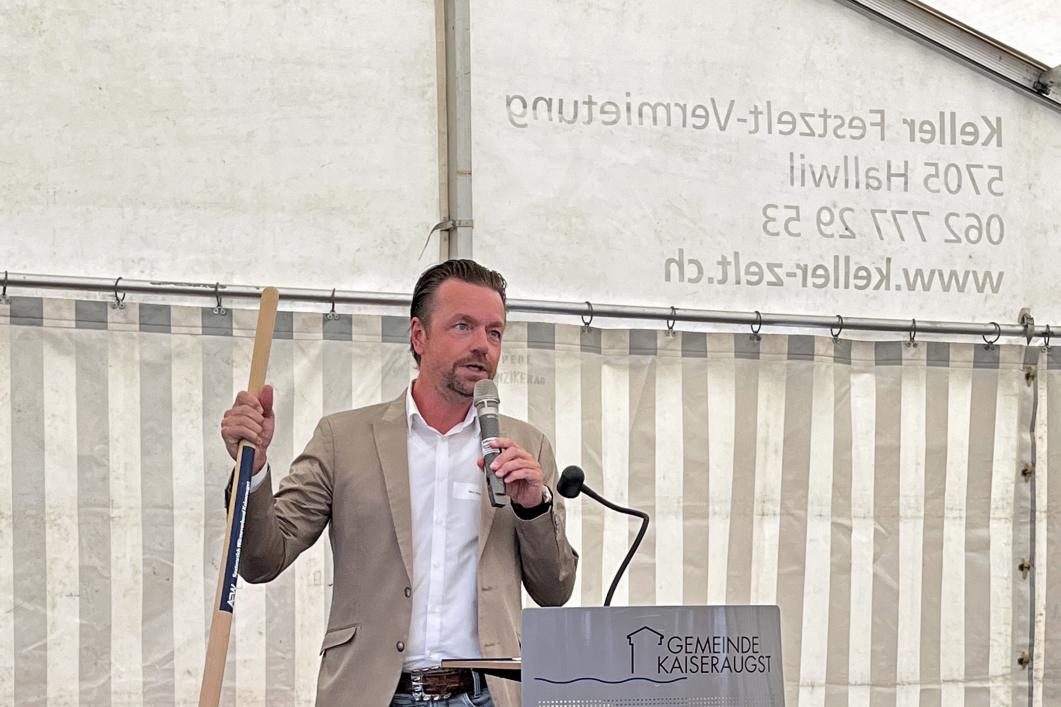 Marc Ritter, CEO der AEW, mit dem Spaten vom Spatenstich (September 2019)