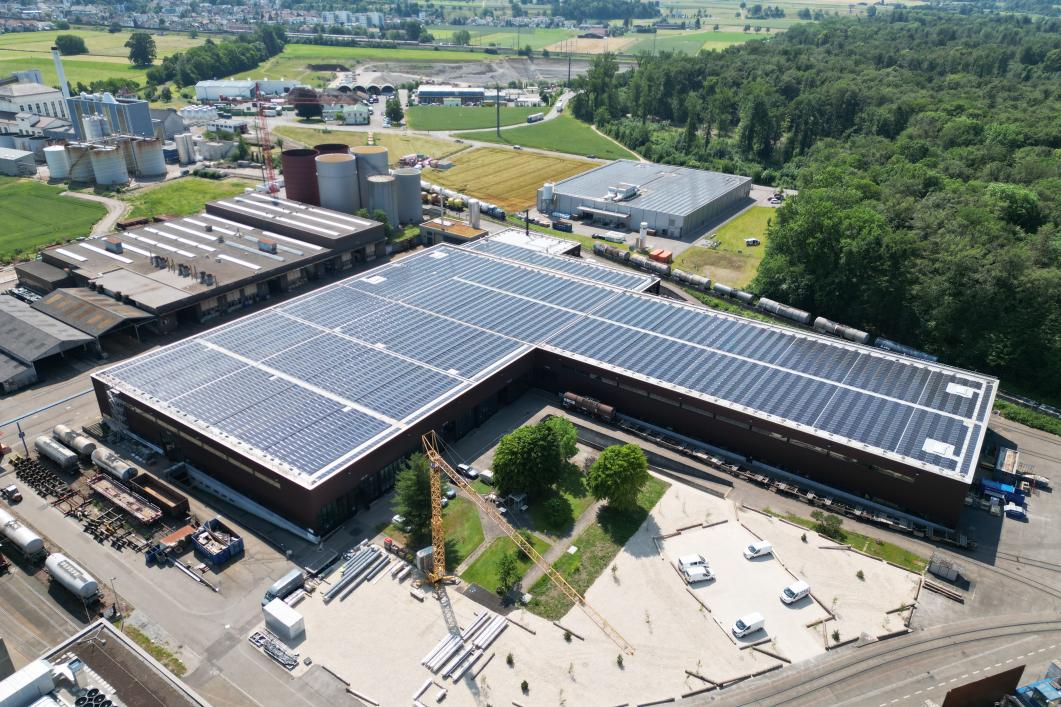 Auf dem Isemeyer Areal in Rheinfelden wird auf einer Fläche von 13'000 m2 Solarstrom produziert