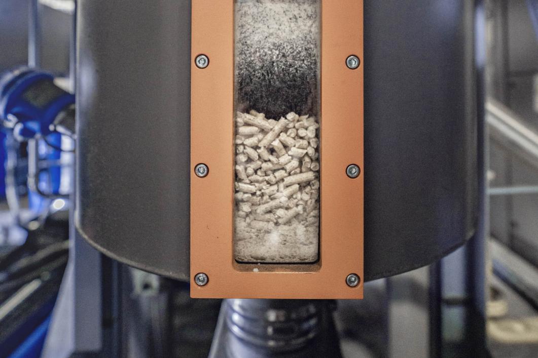 Aus Pellets gewonnenes Holzgas treibt den Gasmotor an