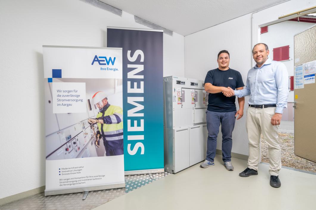 V.l.n.r.: Steven Güdel, Projektleiter bei der AEW Energie AG mit Daniel Roost, Fach-Ing. Mittelspannung bei der Siemens Schweiz AG vor der Siemens BlueGIS Schaltanlage in Koblenz.