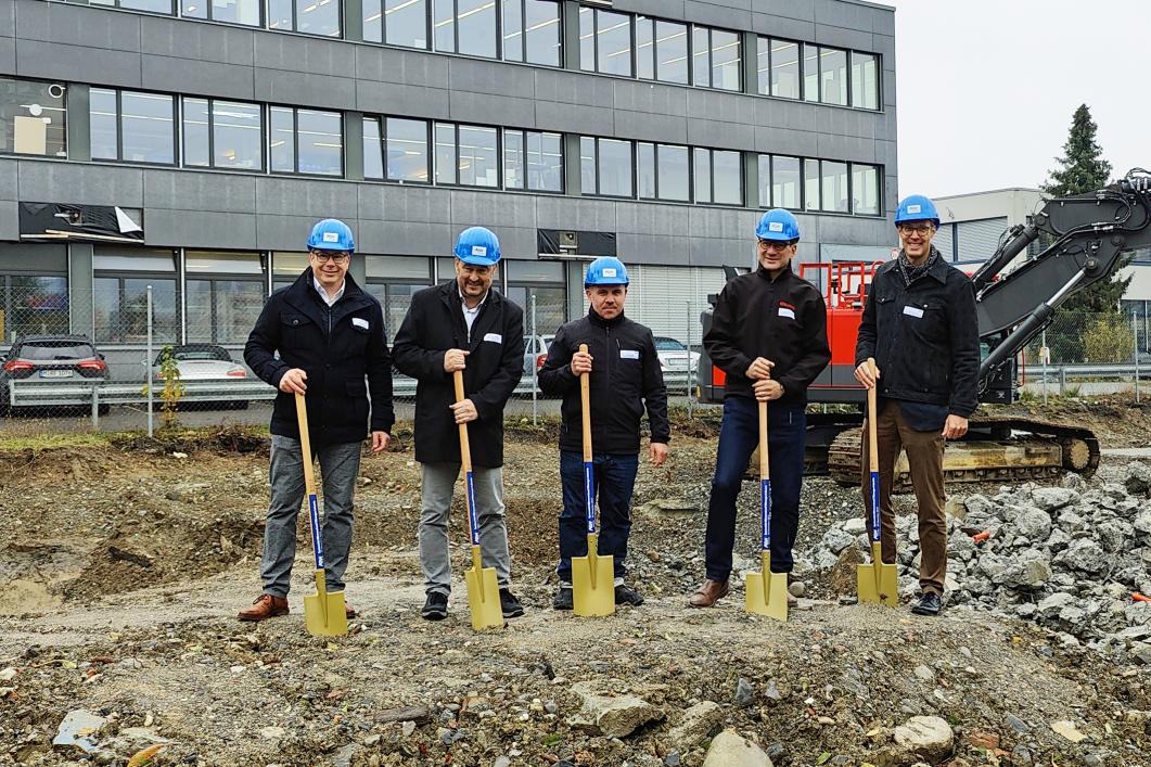 v.l.n.r.: Daniel Wernli, Leiter Wärmeproduktion (AEW), Renato Sanvido, Vizeammann Gemeinde Villmergen, Stefan Fischer, Projektleiter Wärmegeschäft (AEW), Christian Schweiger, Präsident des Verwaltungsrates der Cellpack Power Systems AG und David Gautschi, Leiter Geschäftsbereich Produktion (AEW) beim Spatenstich in Villmergen.