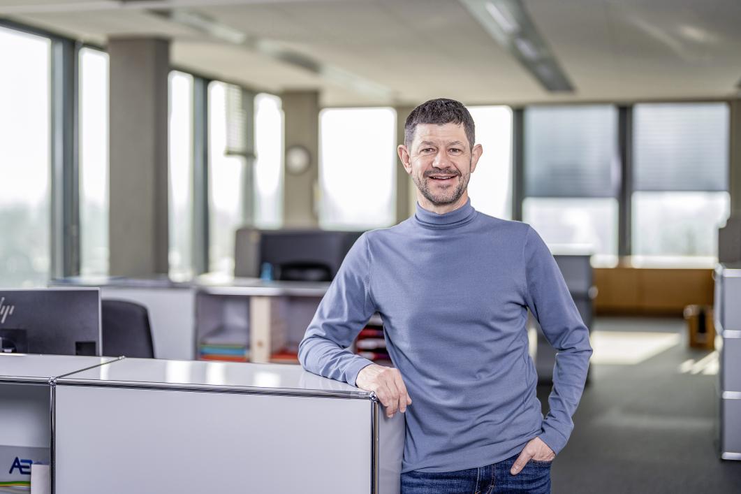 Christian Flury in seinem Büro im Hochhaus in Aarau