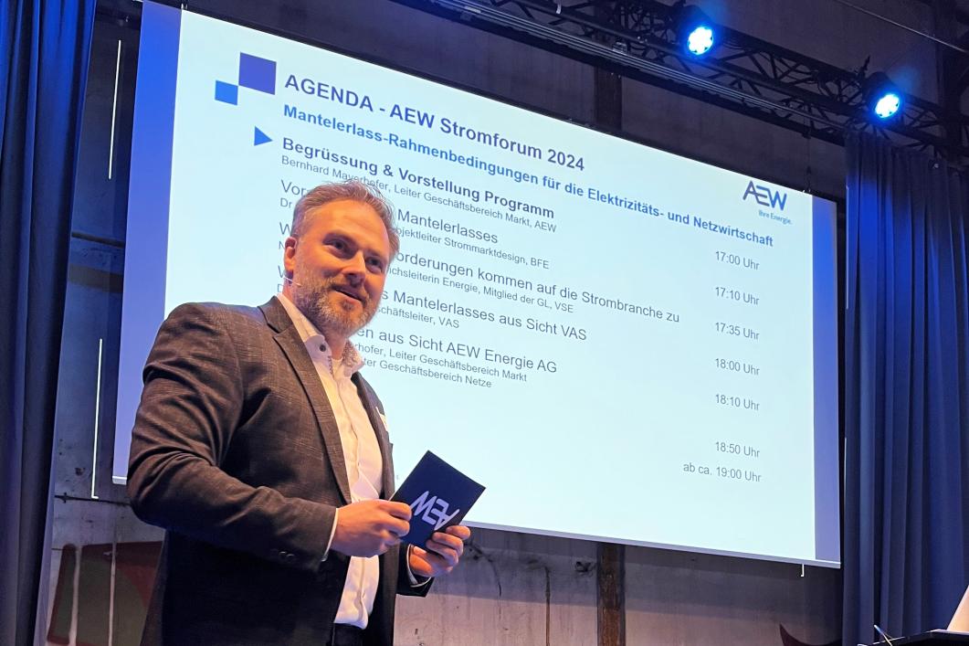 Bernhard Mayerhofer, Leiter Geschäftsbereich Markt der AEW Energie AG begrüsst in der Aeschbachhalle in Aarau zum AEW Strom Forum 2024