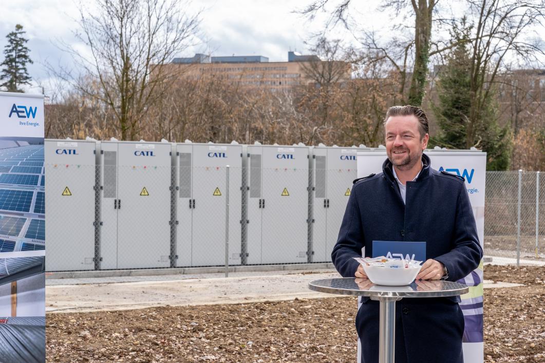 Investitionen 2023: Marc Ritter, CEO der AEW, beim Batteriespeicher Eröffnungsevent in Dättwil Marc Ritter, CEO der AEW, beim Batteriespeicher Eröffnungsevent in Dättwil
