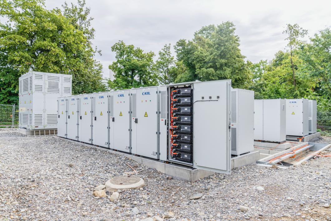 Das neuartige Batteriespeichersystem BESS ist seit vergangenem Jahr in Betrieb.