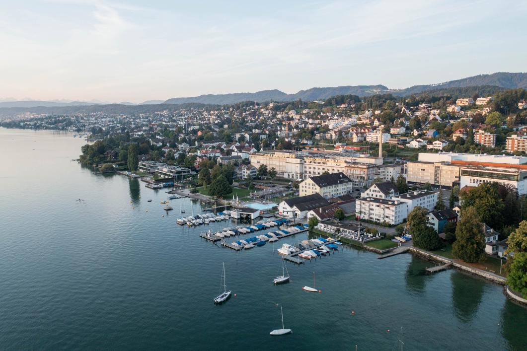 Seebad Kilchberg und Gebäude der Lindt & Sprüngli (zvg)