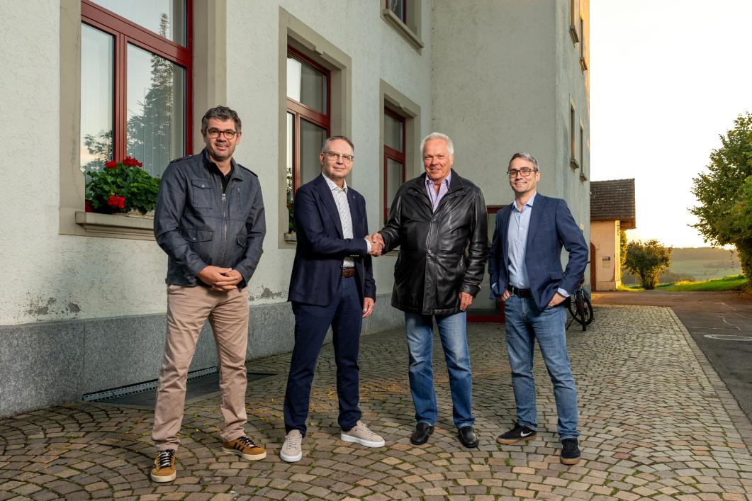v.l.n.r. Adrian Baumgartner (Gemeindeammann Schneisingen), René Soland (Leiter Geschäftsbereich Netze der AEW), Walter Welti (Präsident Genossenschaft Elektra Schneisingen) und Claudio Cerri (Leiter Regional-Center Turgi der AEW)