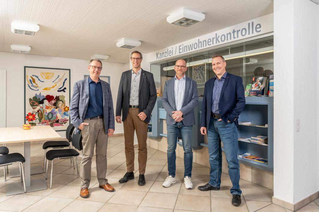 v.l.n.r: Josef Willi (Gemeindeammann Dürrenäsch), David Gautschi (Leiter Geschäftsbereich Netze a.i. der AEW), Thomas Sauder (Vizeammann und Ressortvorsteher Dürrenäsch) und Lukas Mösch (Leiter Regional-Center Lenzburg der AEW) im Gemeindehaus Dürrenäsch