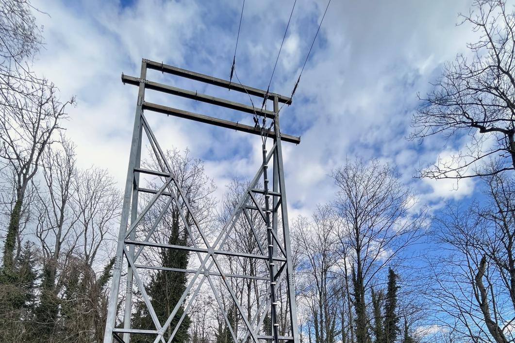Abspannportal Stahlmast 1A bei der Aarequerung in Böttstein