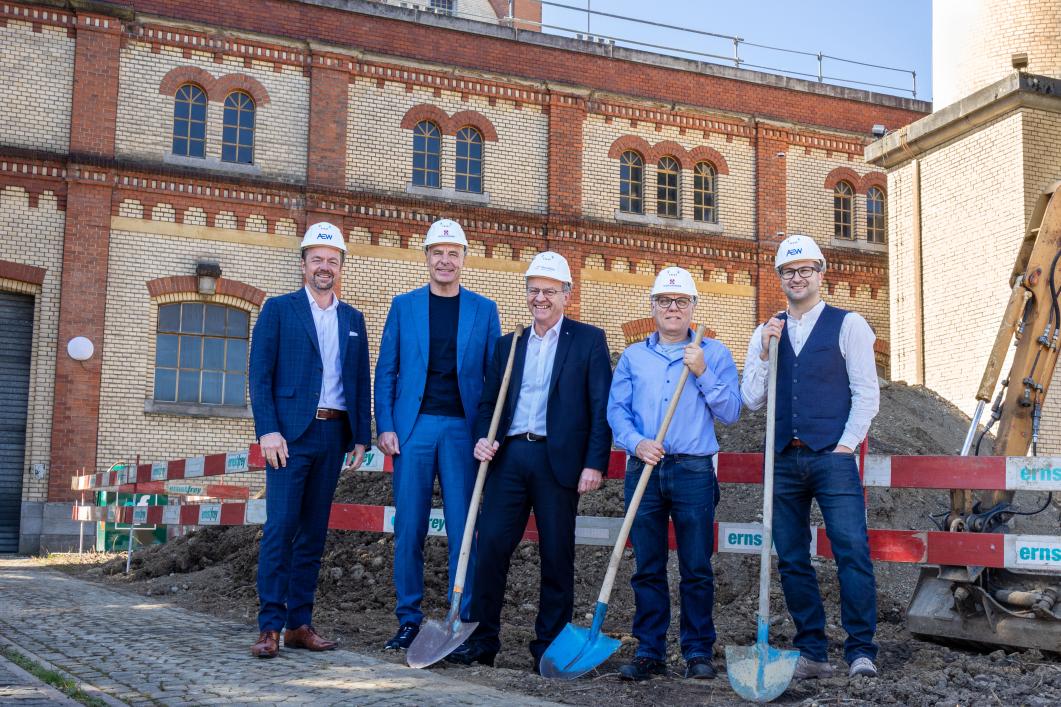 v.l.n.r.: Marc Ritter, CEO (AEW), Thomas Amstutz, CEO (Feldschlösschen), Franco Mazzi, Stadtammann Rheinfelden, Thomas Janssen, Leiter nachhaltige Entwicklung (Feldschlösschen), Christian Müller, Geschäftsführer Wärmeverbund Rheinfelden AG