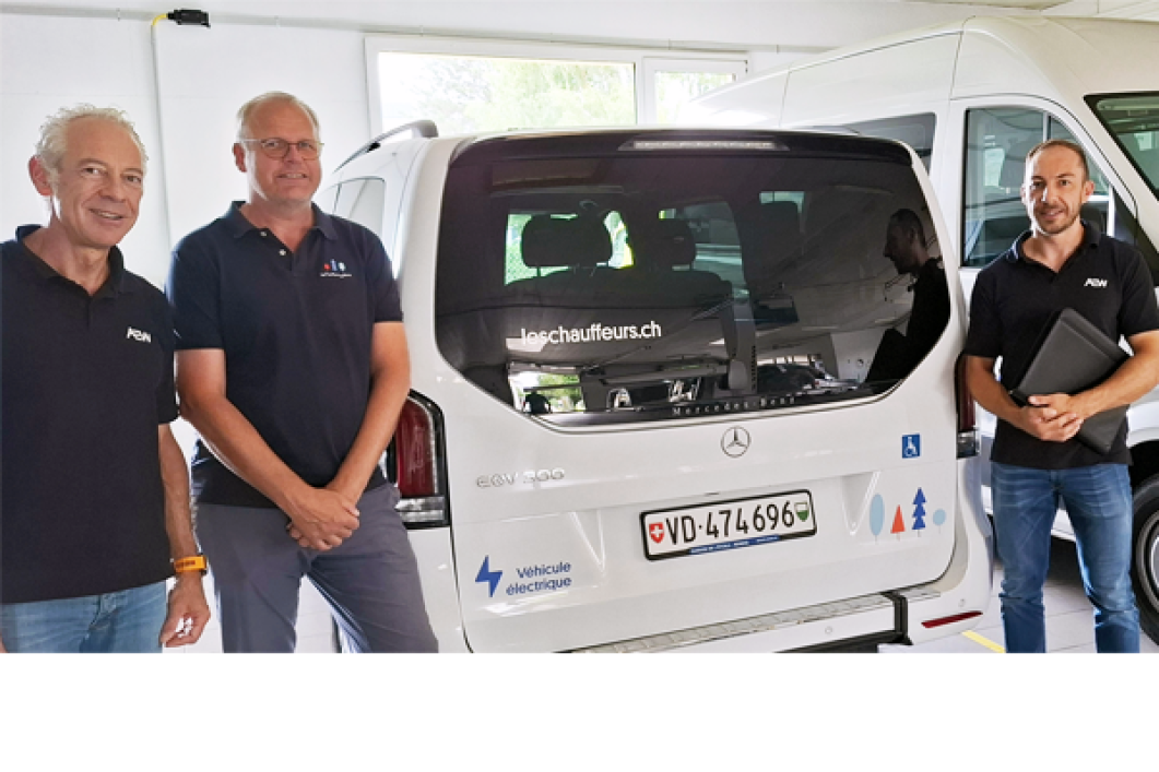 Bildlegende v.l.n.r.: Hanns-Christoph Bauer, Teamleiter Vertrieb Mobility Solutions AEW Energie AG; Rémy Brand, Direktor der Chauffeurs de Rémy SA; Cédric Maillet, Business Development Manager AEW Energie AG