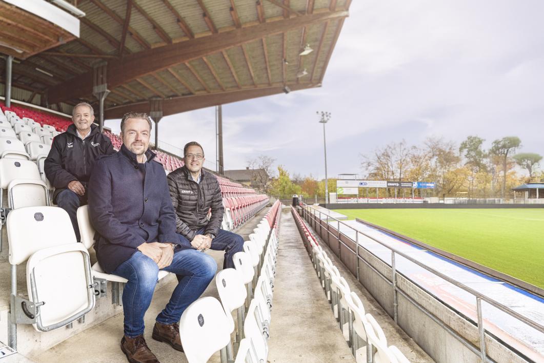 Willy Wenger (Red Boots), Marc Ritter (AEW) und Markus Mahler (FC Aarau) auf der Haupttribüne im Brügglifeld (v.l.n.r.)