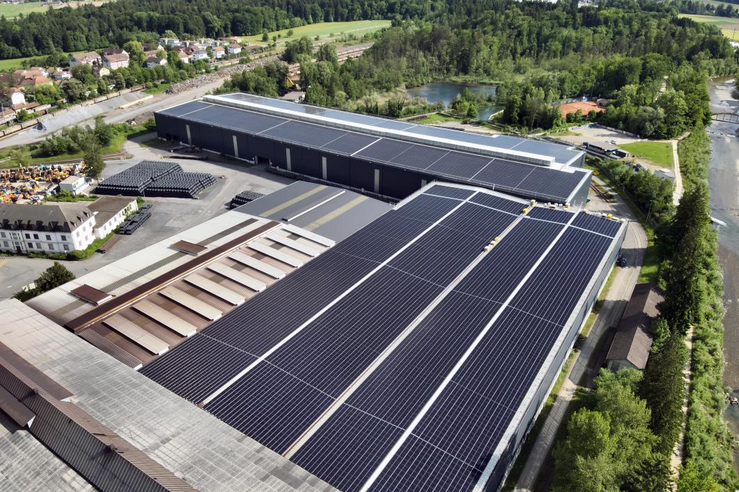 Photovoltaikanlage auf den Dächern des Stahlwerks Gerlafingen