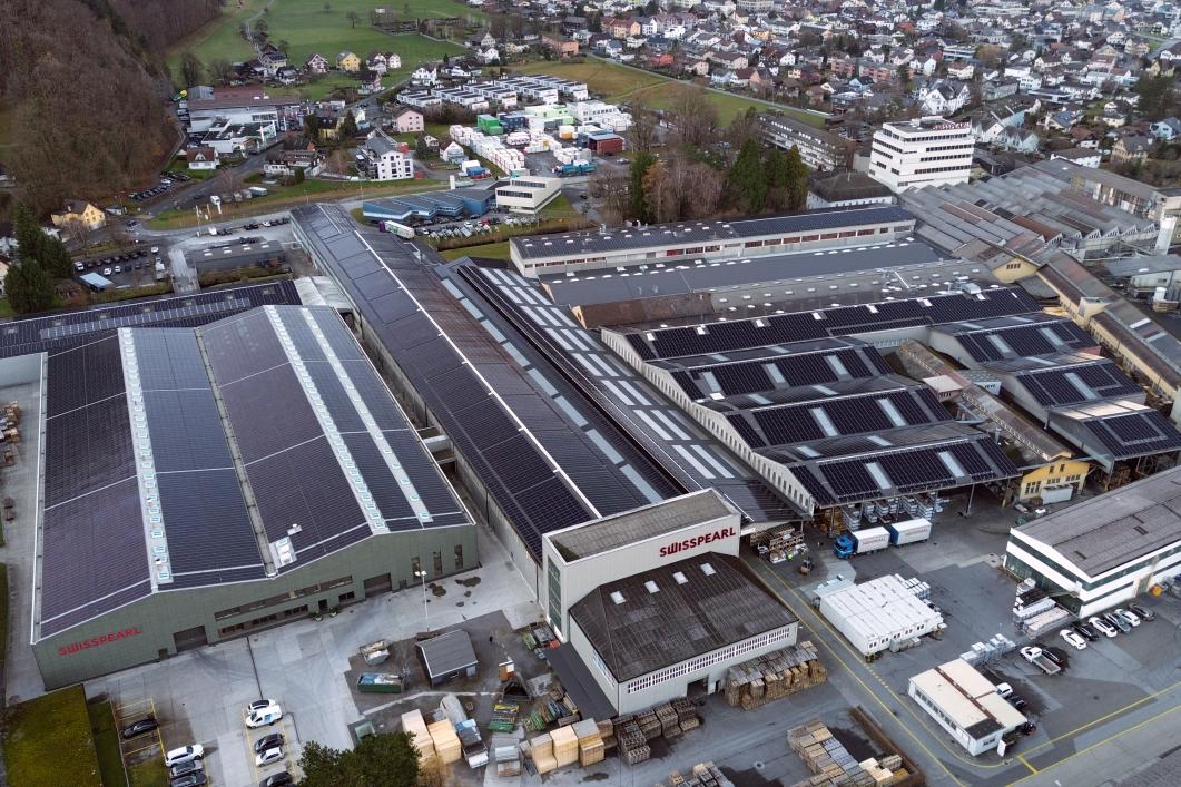 PV-Anlage auf den Dächern der Swisspearl AG in Niederurnen