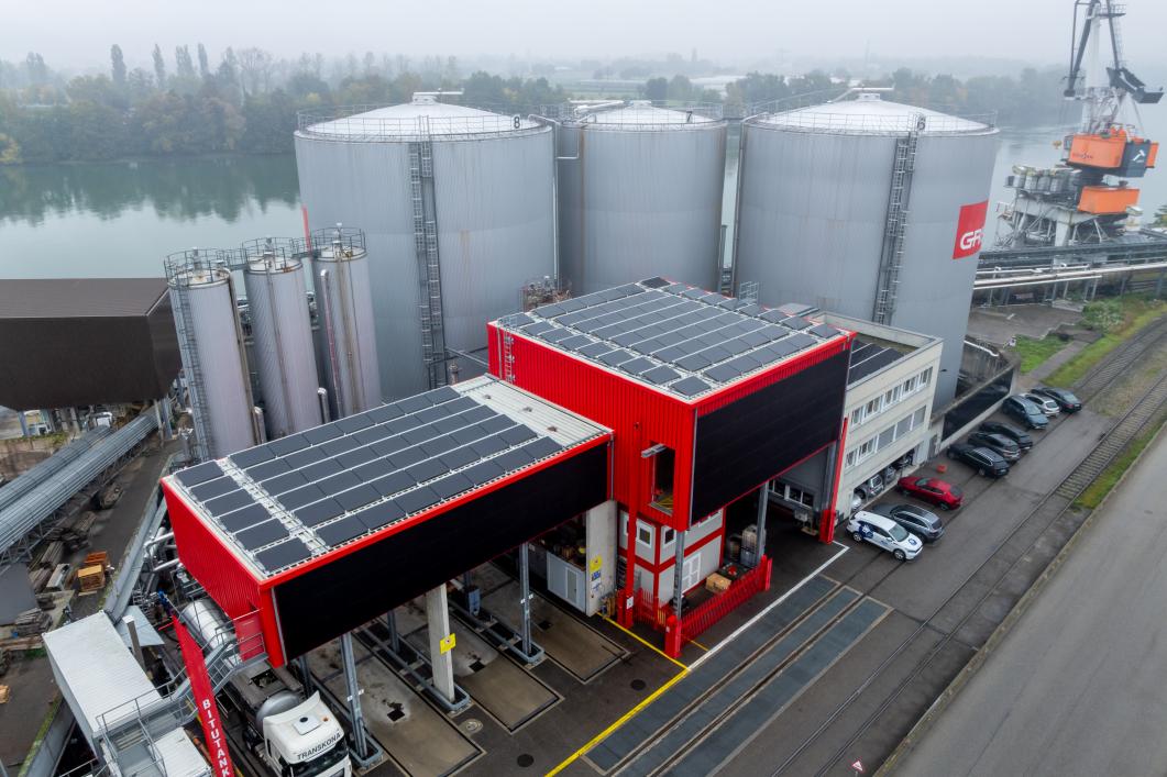PV-Anlage bei der Grisard Bitumen AG in Muttenz, mit Fassadenphotovoltaikanlage