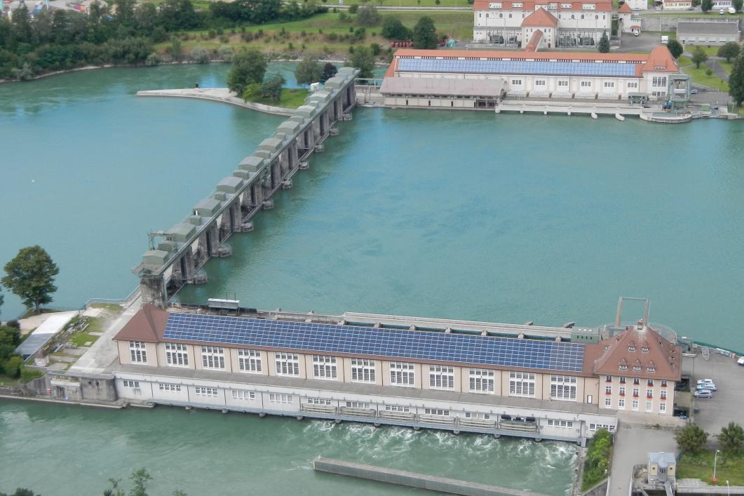 Die Wärmezentrale entsteht in der Maschinenhalle des Wasserkraftwerks Augst (vorne).