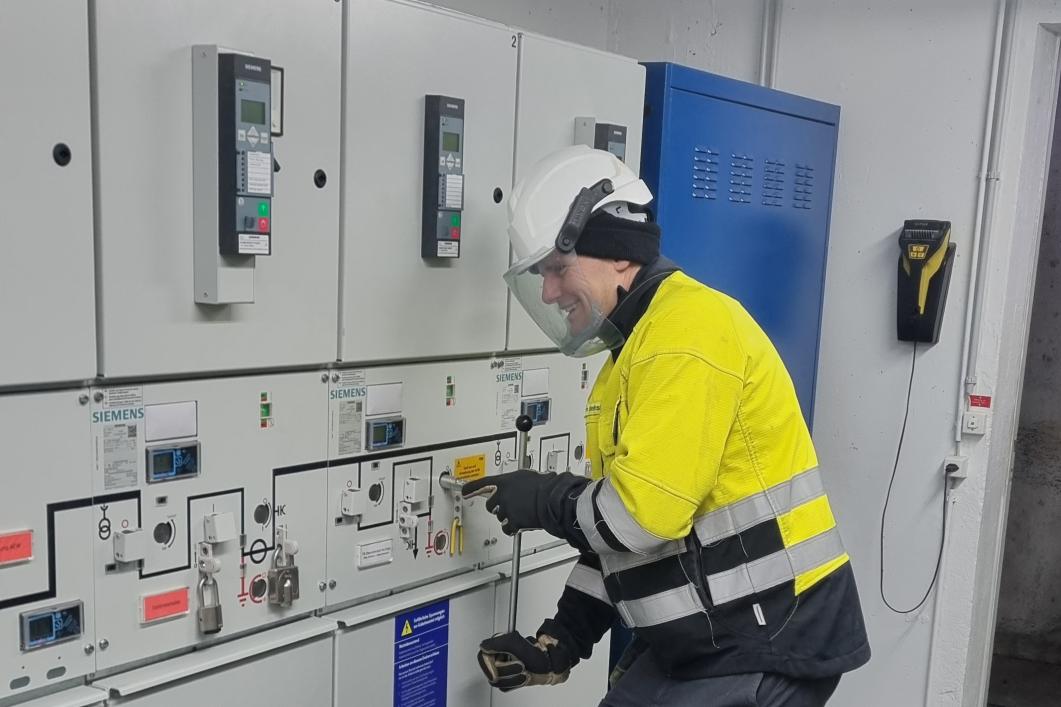 Inbetriebnahme der neuen Kabelleitung Remetschwil-Oberrohrdorf in der Trafostation Mattächer Remetschwil