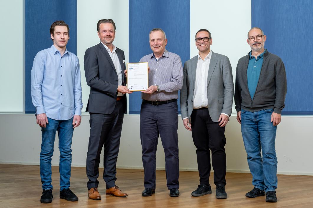 v.l.n.r.: Dustin Keinert (Information Security Officer bei der AEW), Marc Ritter (CEO der AEW), Jean-Pierre Bapst (leitender Auditor bei der SQS), Hannes Brunner (Chief Information Security Officer bei der AEW), Roger Bollhalder (Information Security Officer OT bei der AEW)