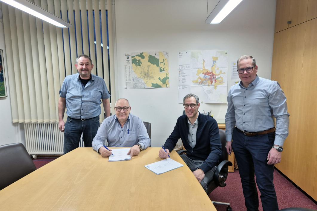 Ruedi Schmid (Gemeinde Hägglingen, Vizeammann), Franz Schaad (Gemeinde Hägglingen, Gemeindeammann), David Gautschi (AEW Energie AG, Leiter Geschäftsbereich Produktion), Daniel Wernli (AEW Energie AG, Leiter Wärmeproduktion), v.l.n.r.