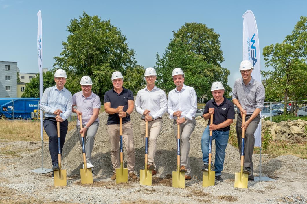 (v.l.n.r.): Christian Moser, Gemeinderat (Gemeinde Widen), Daniel Wernli, Leiter Wärmeproduktion (AEW), Martin Keller, Head of Real Estate Switzerland (Sika Schweiz AG), Philipp Keil, Präsident des Verwaltungsrats (Elektra Widen Betriebs AG), Marc Ritter, CEO (AEW), Stefan Fischer, Projektleiter Wärmegeschäft (AEW), David Gautschi, Leiter Geschäftsbereich Produktion (AEW)
