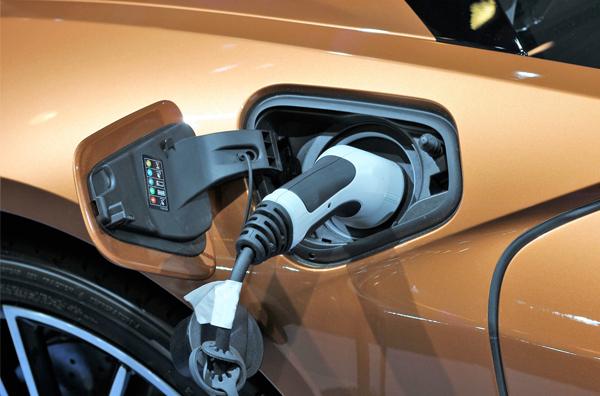 Elektro-Boom: E-Auto-Marktanteil in der Schweiz im Jahresvergleich auf 41,7%