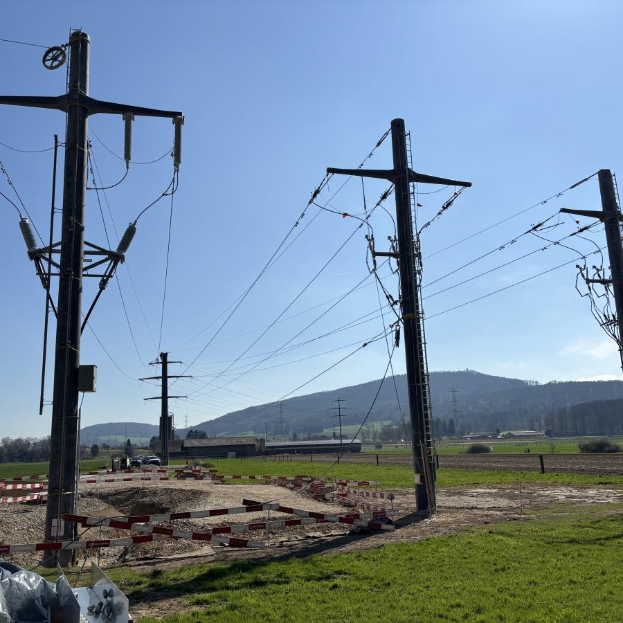 Neue Endmaste (Betonmaste) BM 82 a/b/c während Erdseilzug