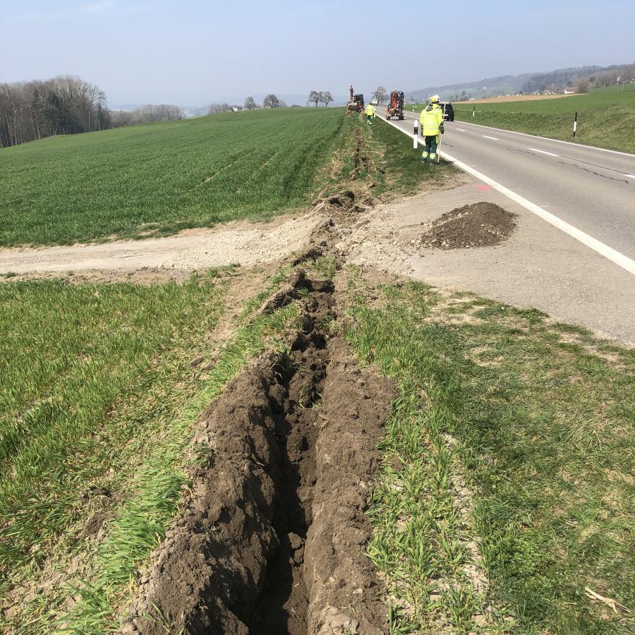 Einpflügen der AEW Rohre zwischen Bellikon und Remetschwil im Bereich des heutigen Radwegs