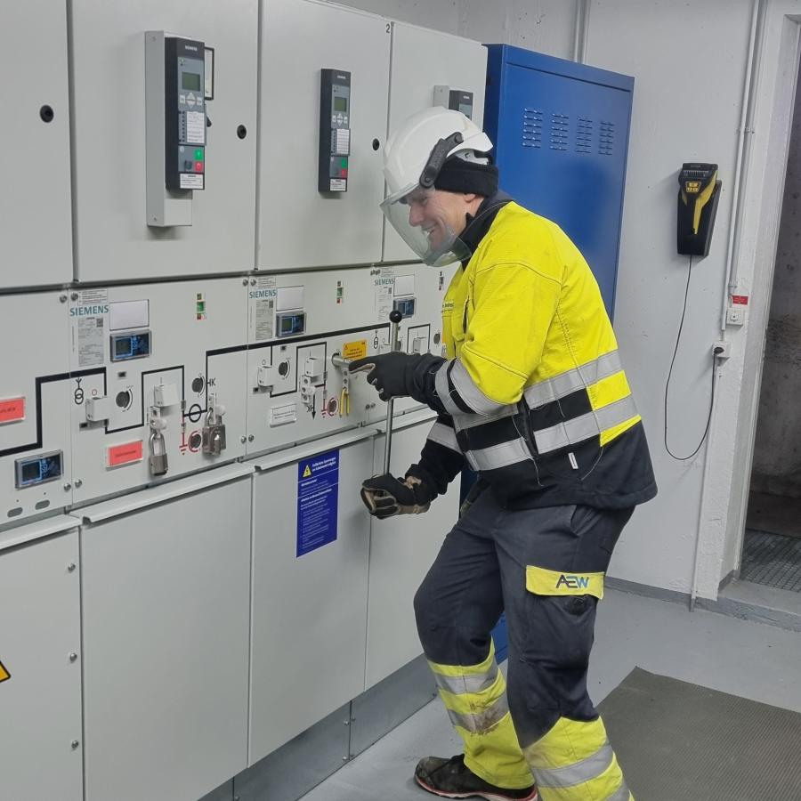 Inbetriebnahme der neuen Kabelleitung Remetschwil-Oberrohrdorf in der Trafostation Mattächer Remetschwil