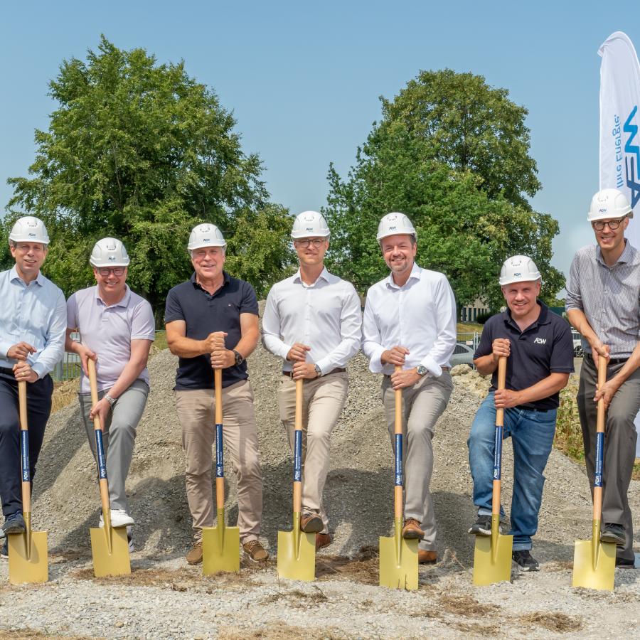 (v.l.n.r.): Christian Moser, Gemeinderat (Gemeinde Widen), Daniel Wernli, Leiter Wärmeproduktion (AEW), Martin Keller, Head of Real Estate Switzerland (Sika Schweiz AG), Philipp Keil, Präsident des Verwaltungsrats (Elektra Widen Betriebs AG), Marc Ritter, CEO (AEW), Stefan Fischer, Projektleiter Wärmegeschäft (AEW), David Gautschi, Leiter Geschäftsbereich Produktion (AEW)