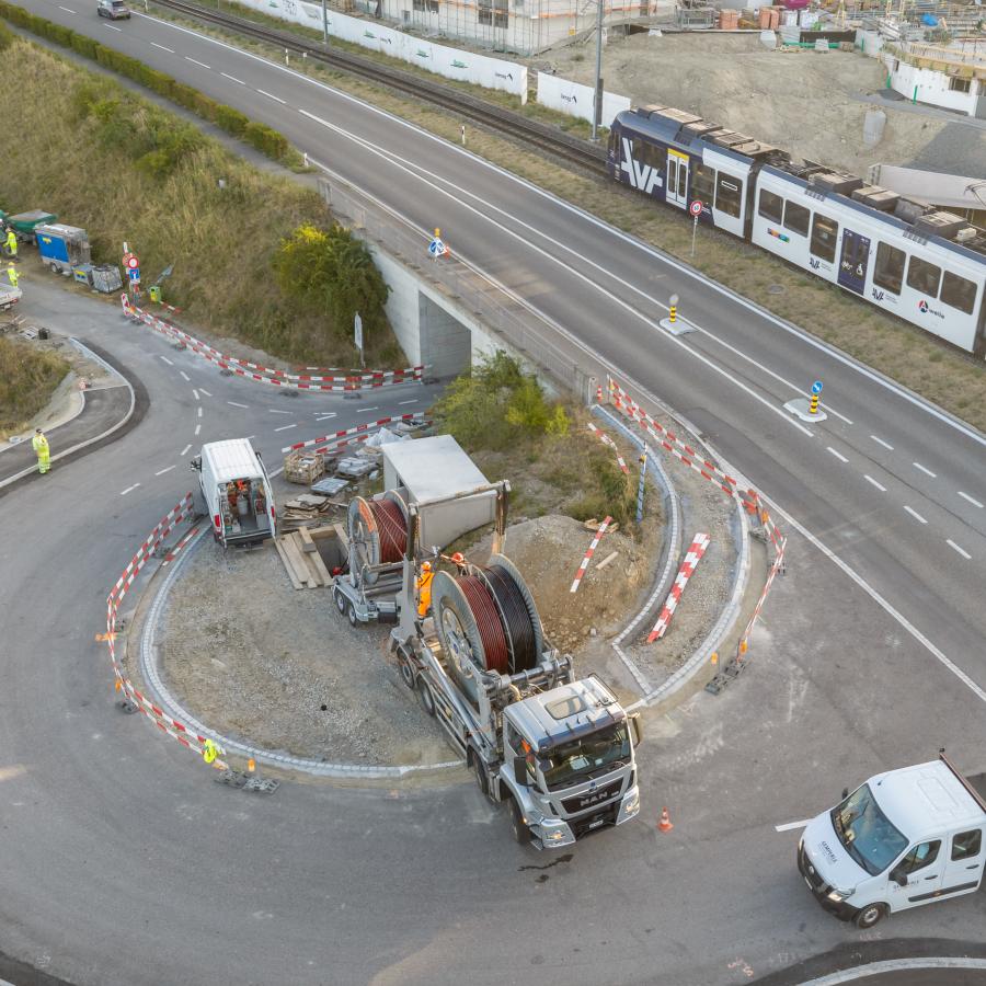 Verlegefahrzeug mit Mittelspannungskabel im Knoten Heinrütirank
